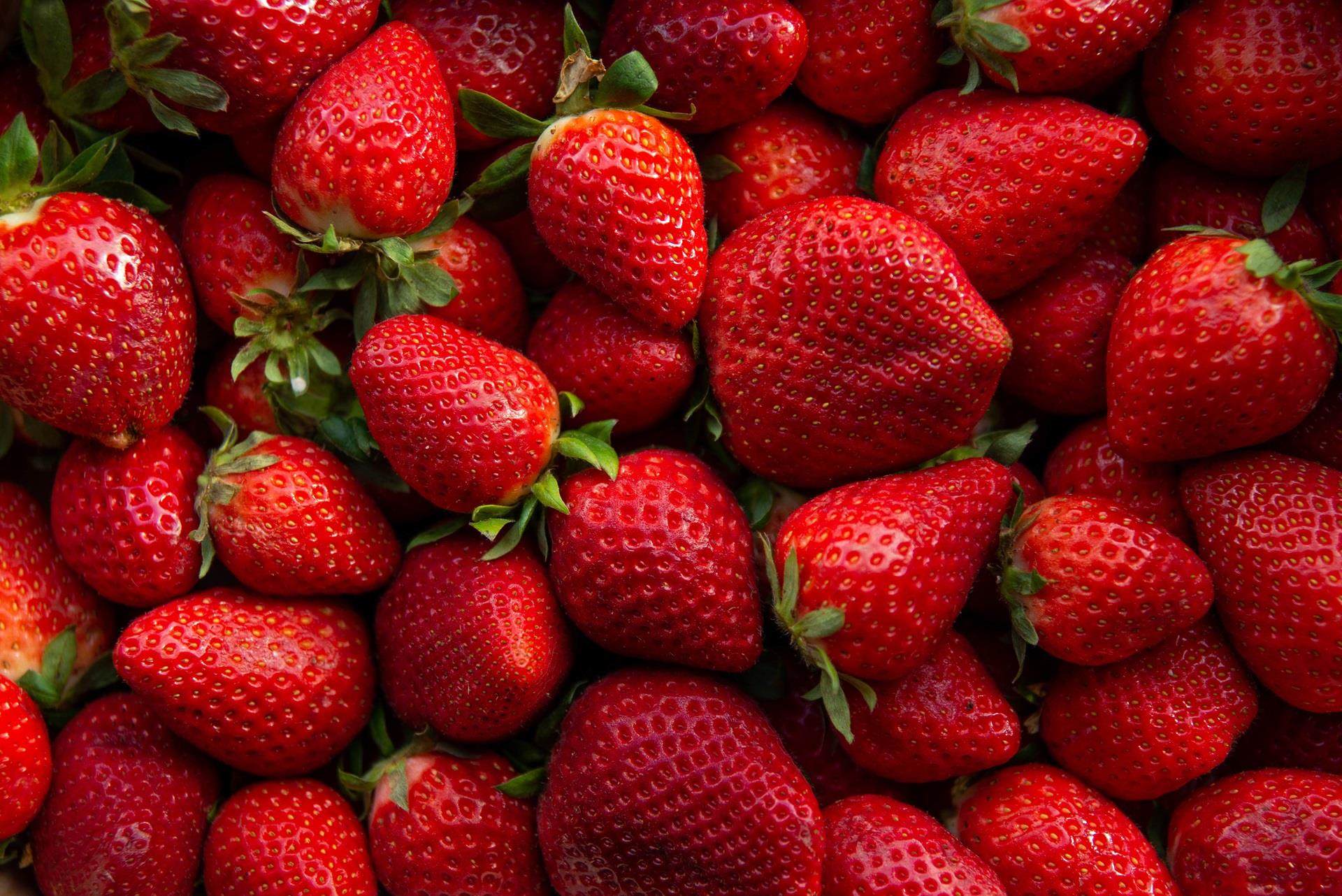 pile of fresh strawberries